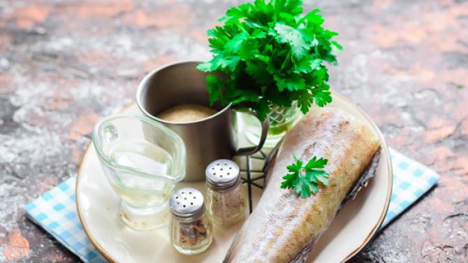 Как пожарить минтай на сковороде в кляре или с овощами - пошаговые рецепты с фото Приготовить рыбу минтай на сковороде